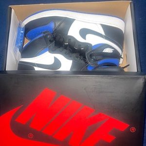 Used Nike Royal blue black and white in great condition size 7